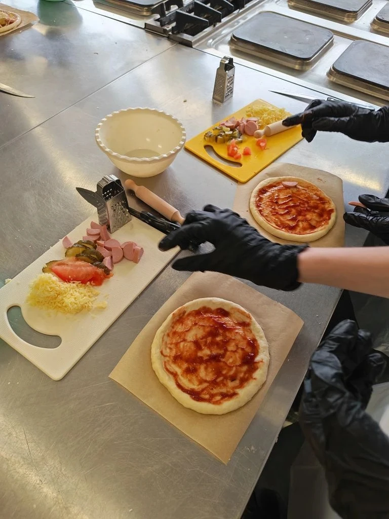 🍕 Пицца, дружба и новые навыки!  Ученики 9-х классов заглянули на профессиональную пробу в Политехни