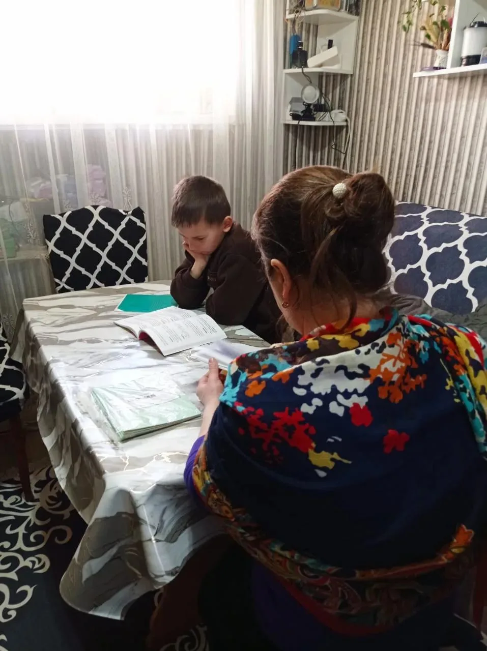 Психолог в социальной сфере Гаджиева З. Ш. на дому оказала социально-педагогическую услугу.