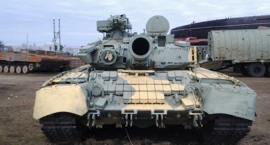 Танк Т-80УД, представленный в Парковом комплексе, построен в 1986 году, т.е. ещё до сер...