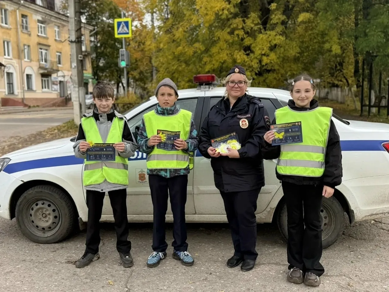 ⭐️В Бологое сотрудники Госавтоинспекции и отряд ЮИД провели акцию «Засветись!»