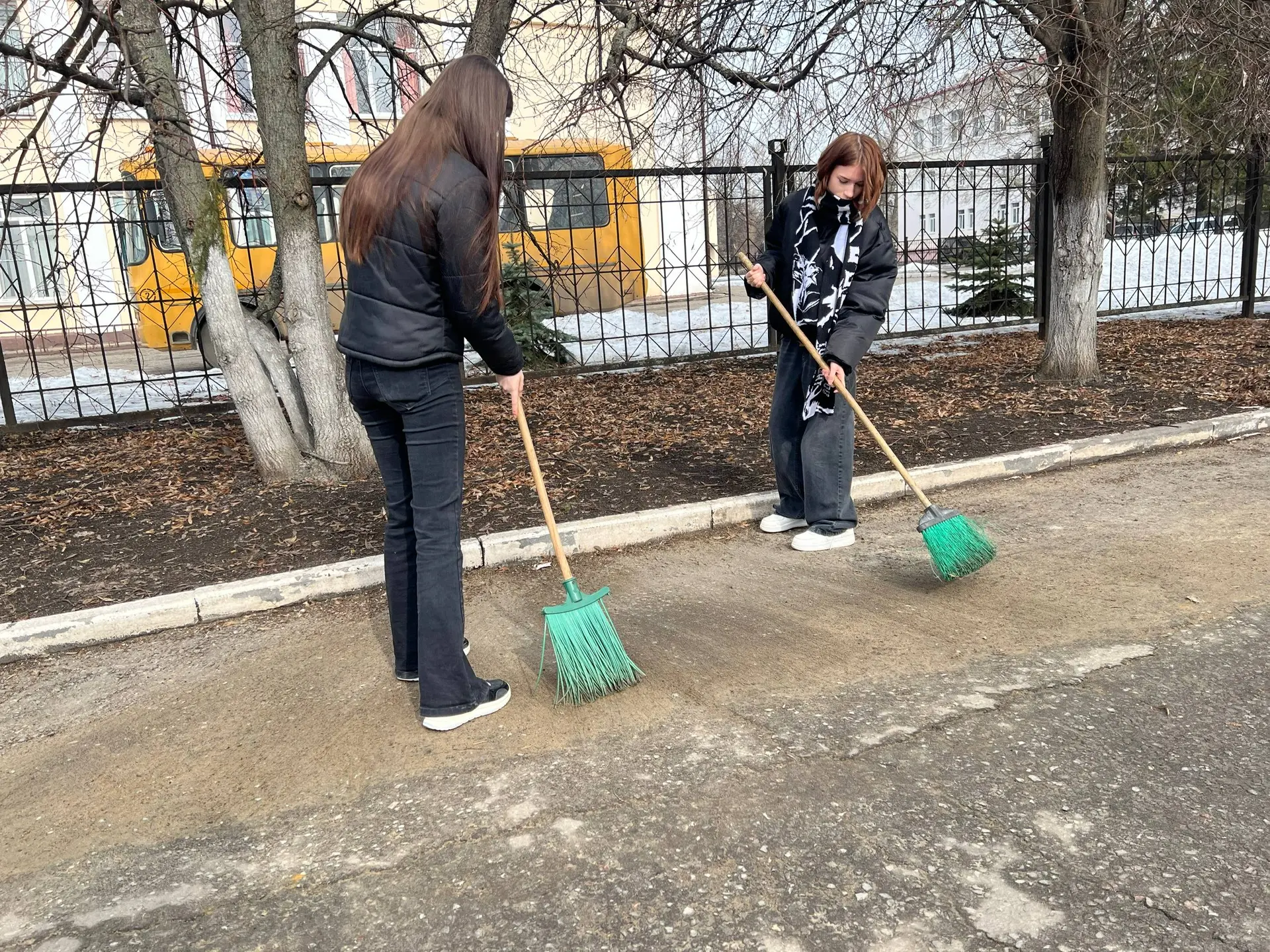 НАШИ УЧЕНИКИ В АКТИВНОЙ ФАЗЕ «ЧИСТОГО ЧЕТВЕРГА»! 🧹🌿  На этой неделе учащиеся нашей школы активно вкл
