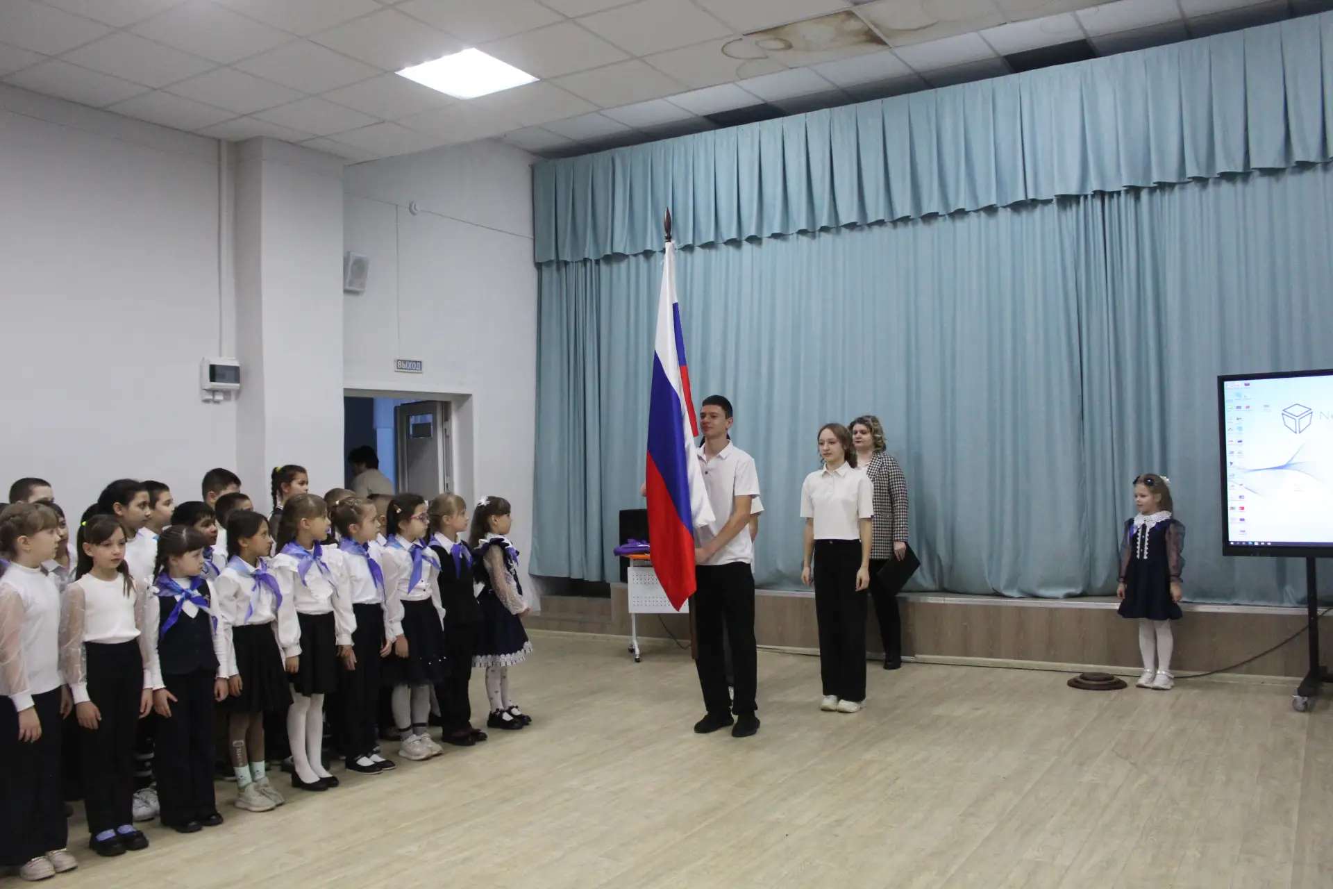 Первая школьная линейка в 3 четверти по традиции прошла в Верхнекарачанской школе с вын...