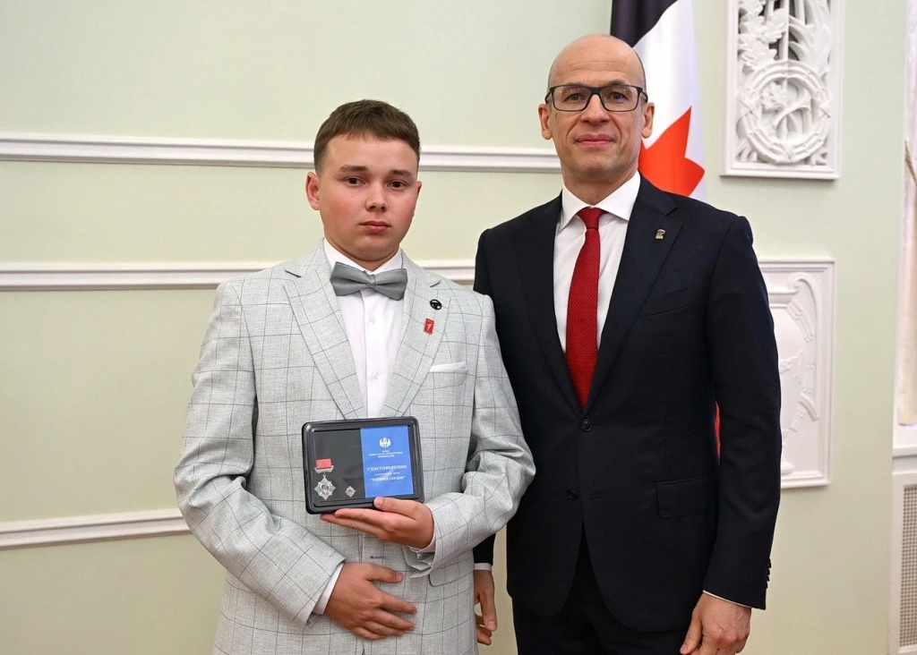 👍Глава Удмуртии Александр Бречалов наградил юношу из Игринского района за спасение чел...