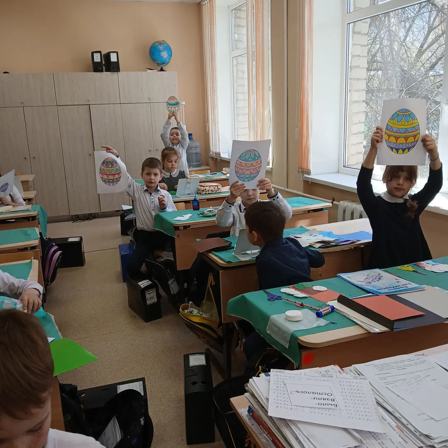 16 апреля в 1"В "классе прошел урок ,посвященный Пасхе,на котором дети узнали о празднике и и делали