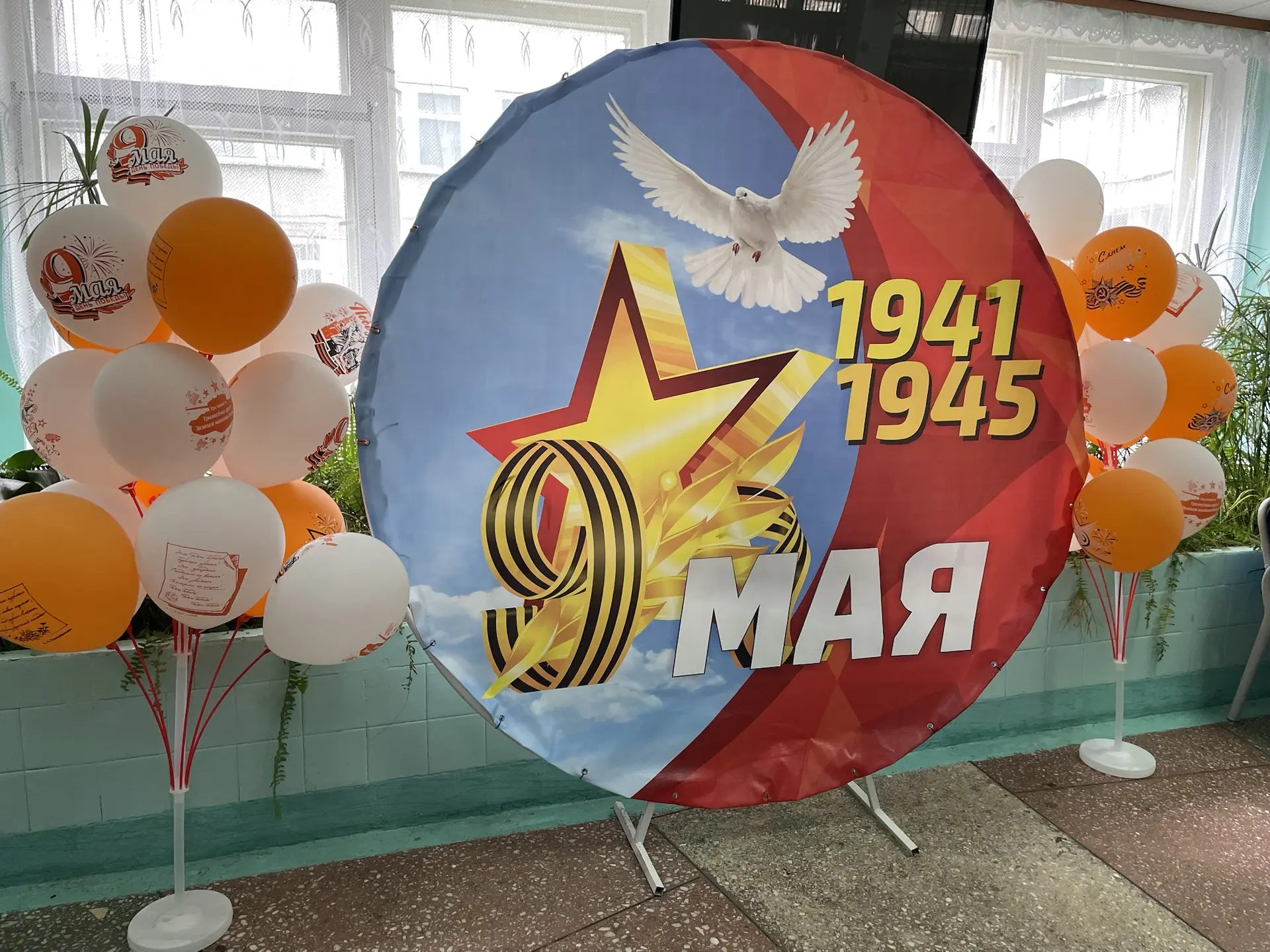 Перемены, на которых звучала память🎖  7 и 8 мая в нашей школе на переменах звучали песни войны. «Син