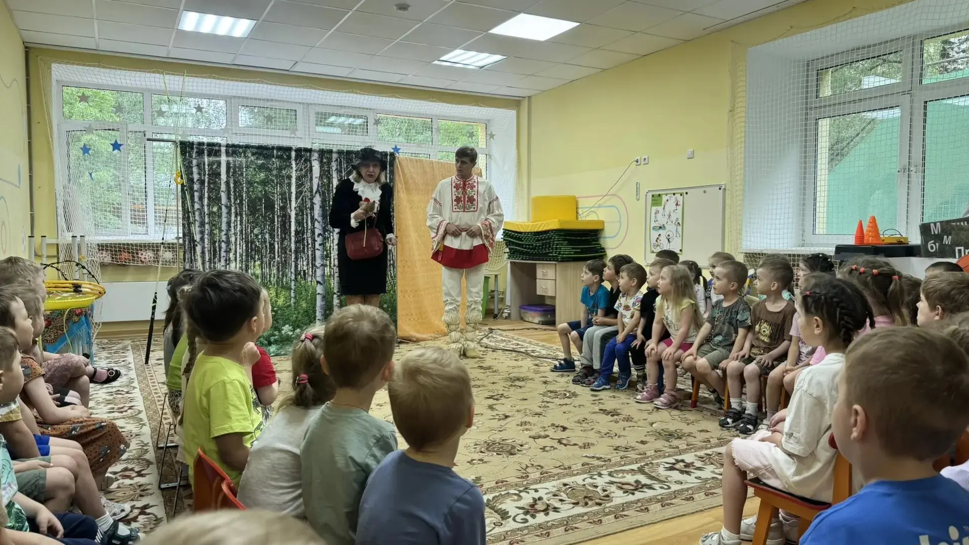 В детский сад забредает Аленушка, которая ищет своего братца Иванушку, испугавшегося работающего в л