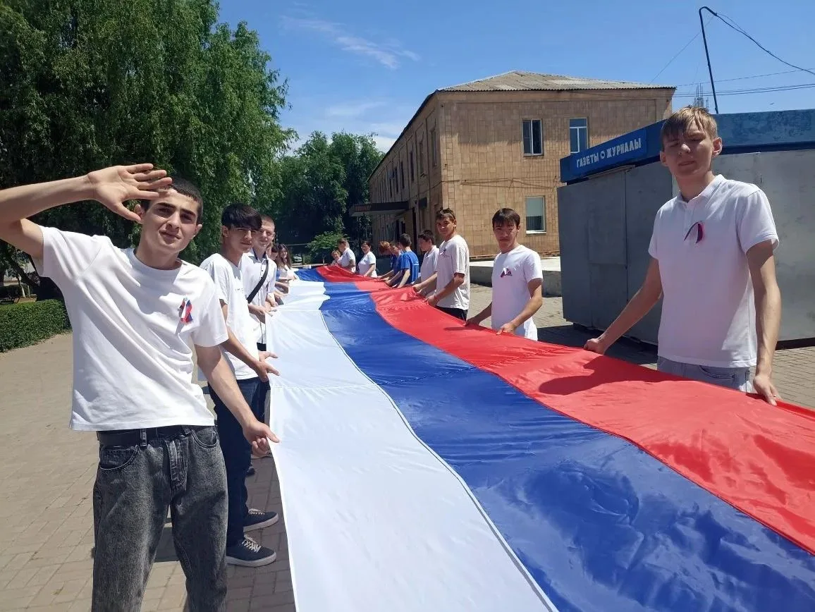 Российский триколор — это символ нашей доблести, чести и единства. 12 июня по всей стране проходила 