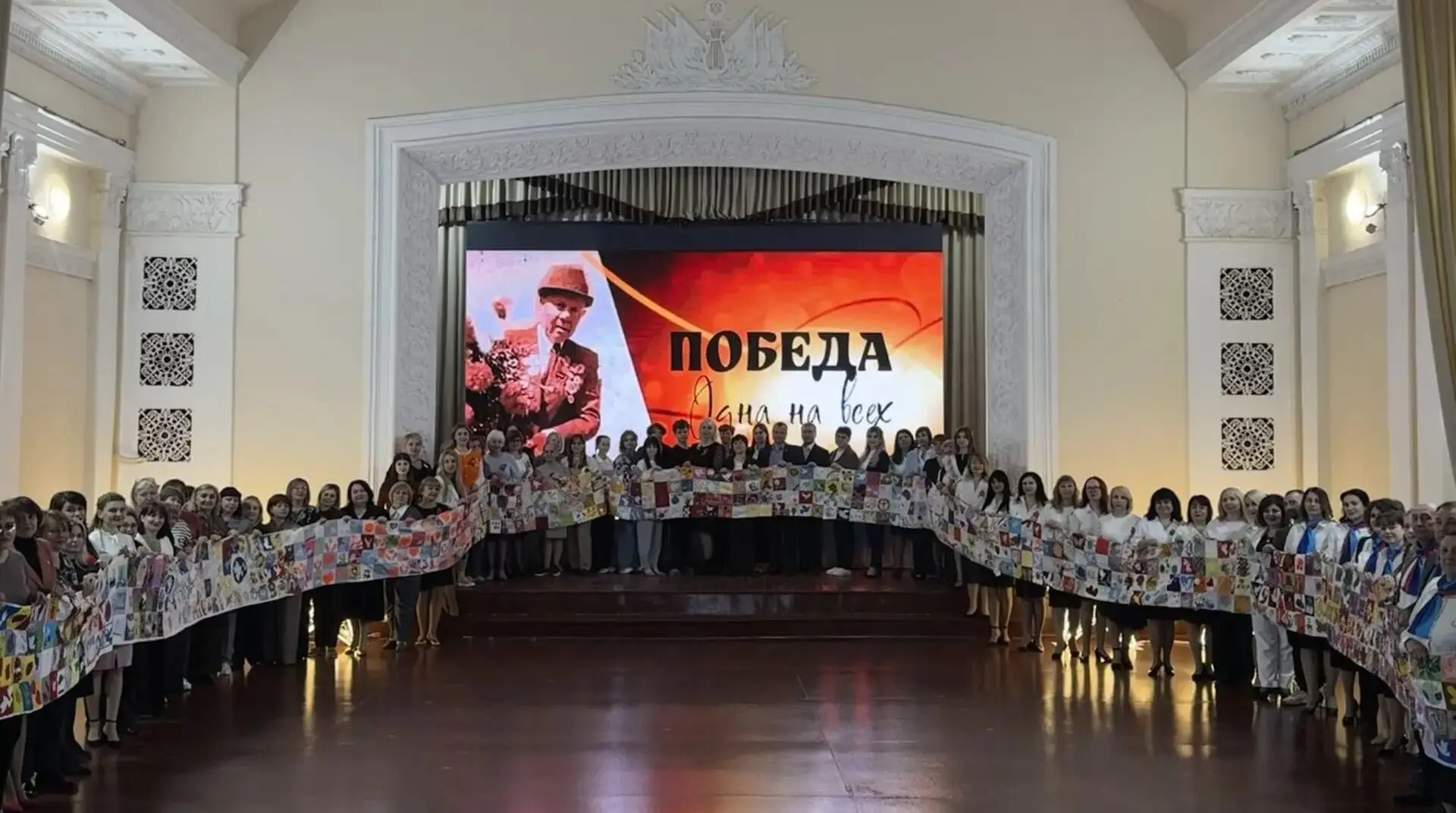 В Стахановском центре детского и юношеского творчества к «Полотну мира» добавили новый ...