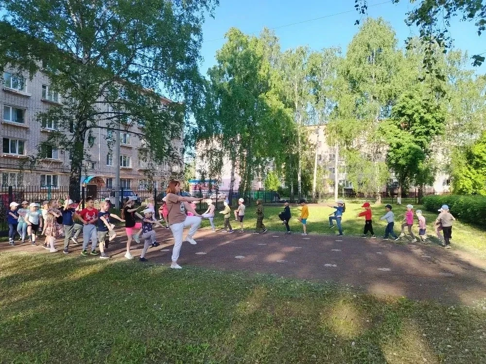 ☀️ Утренняя зарядка на свежем воздухе: новый сезон открыт! ☀️
Ура! С приходом тёплой погоды мы перен