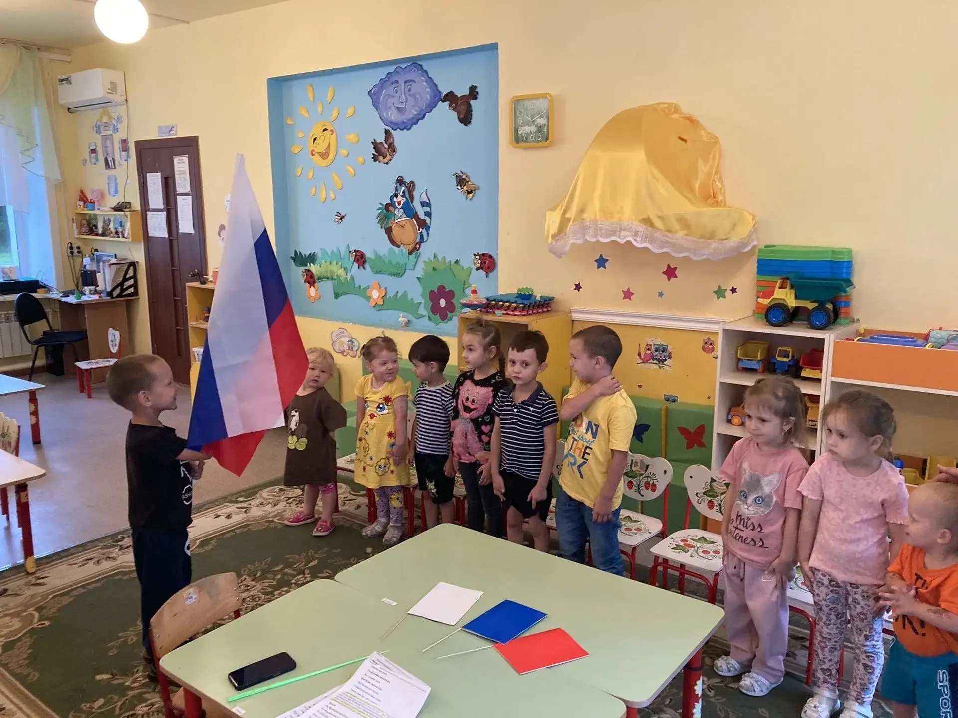 Накануне дня Государственного флага РФ ребята - дошкольники познакомились с символами н...
