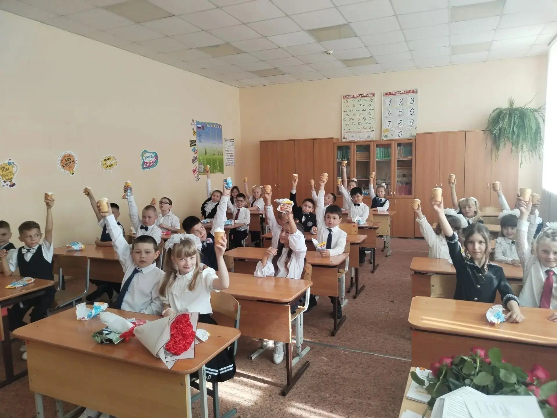 Сегодня наш лицей вновь распахнул свои двери для учеников. Торжественная линейка, посвя...