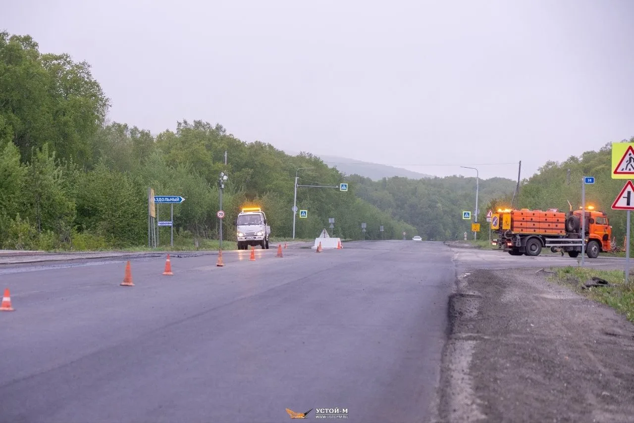 В районе Раздольного в Елизовском округе идут дорожные работы. На трассе – тяжёлая техника, водителя