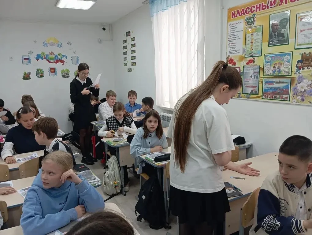 🚀 Космос не терпит пустоты, а наша школа — бездействия! 🌟 Знаете, что сближает первоклашек и старшек