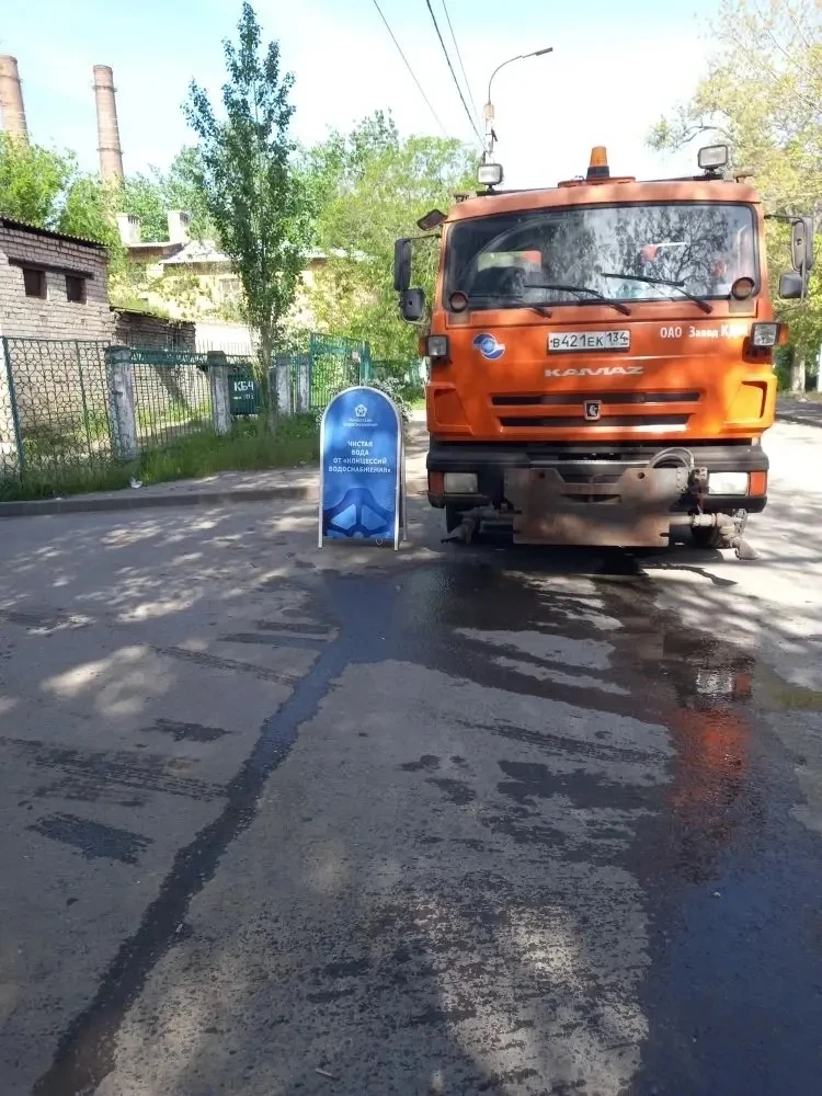 Водовозки продолжают развозить воду  Пока система наполняется водой, автоцистерны с чистой водой про