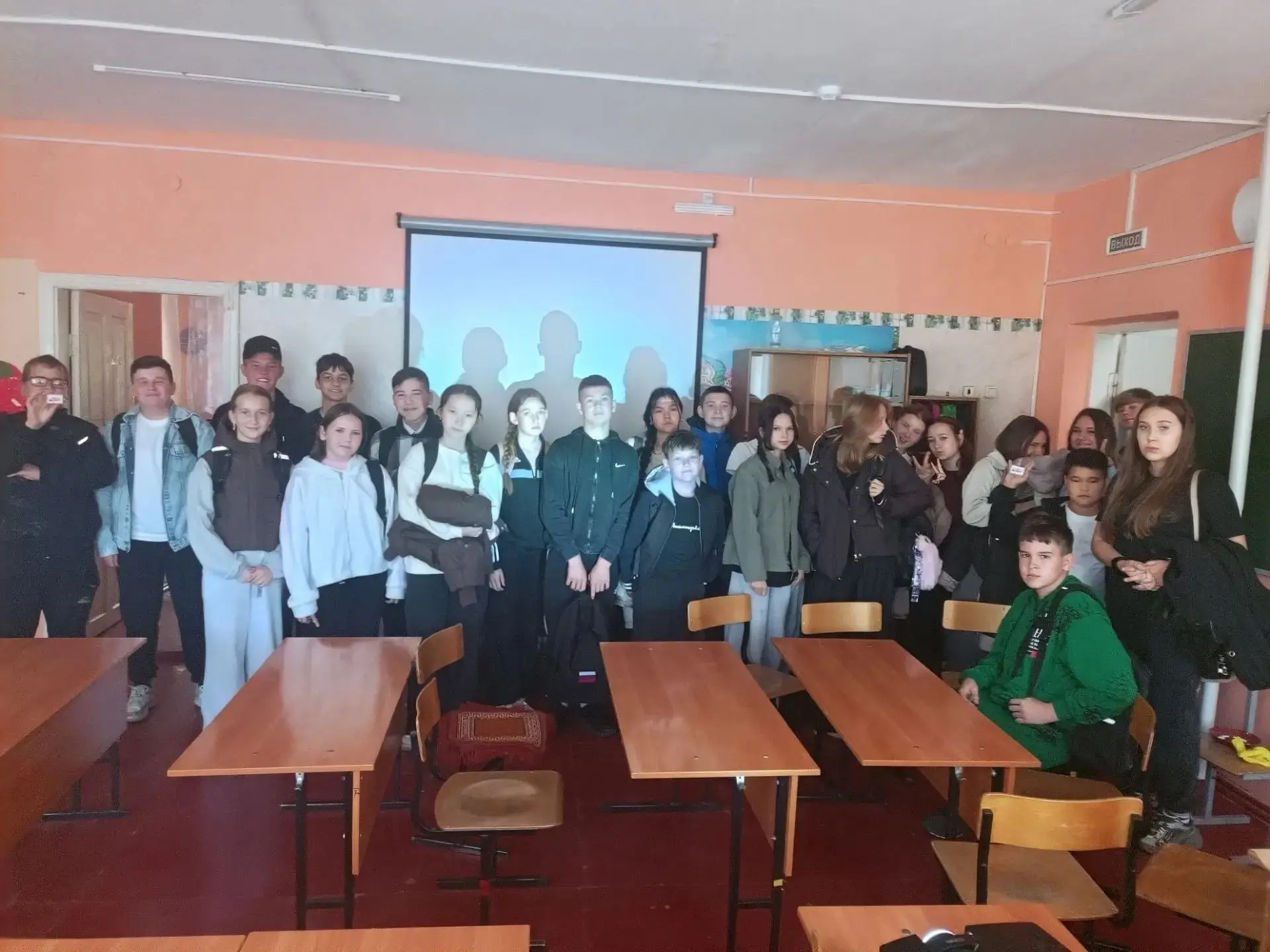 В Бурлинской школе почтили память жертв терроризма тематическими акциями и классными ча...