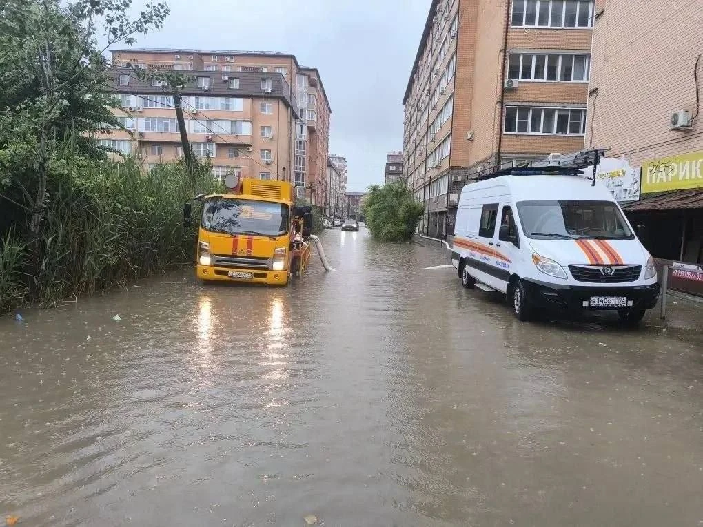 На улицах Краснодара работает водооткачивающая техника  Насосные машины работают на наиболее подтопл