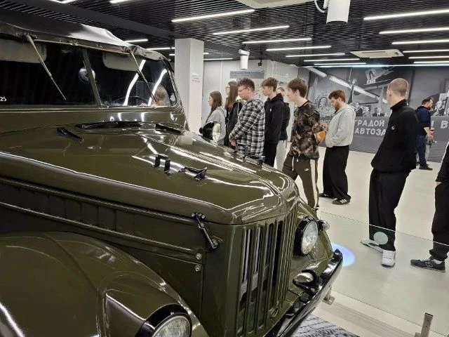 Студенты колледжа, обучающиеся по специальности которые связаны с автомобильным транспортом посетили