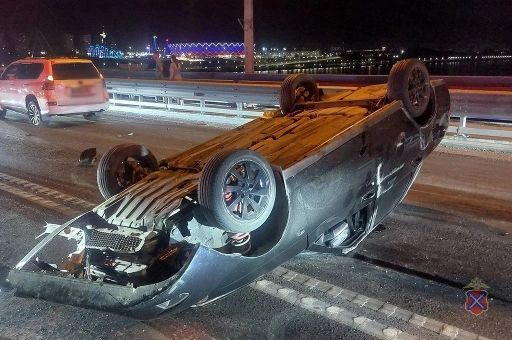 Четыре авто разнесло на Волгоградском «танцующем» мосту. Зумер на «Приоре»  влетел в ед...