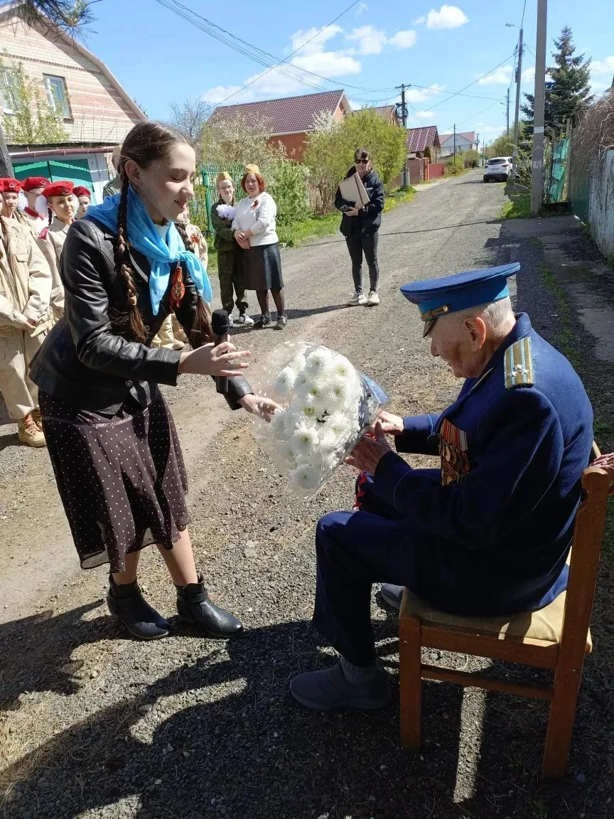В День Победы наших учеников — Омелькову Любовь с проникновенной песней «Синий платочек» и Дерюгина 