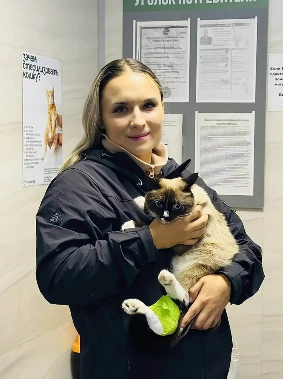 Полицейские в Красноярске спасли кошку с переломом лапы.