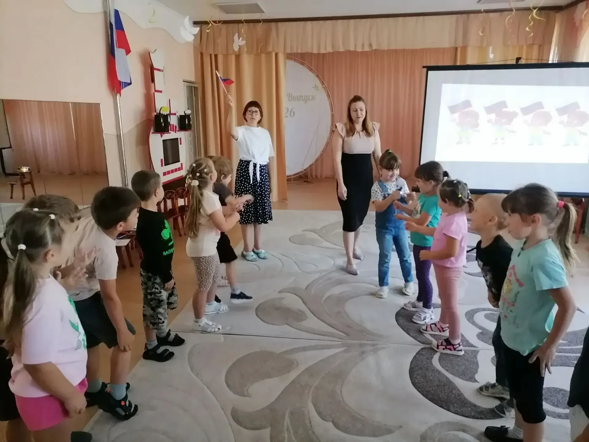 22 августа отмечается День Государственного флага Российской Федерации.  Сотрудники Дет...