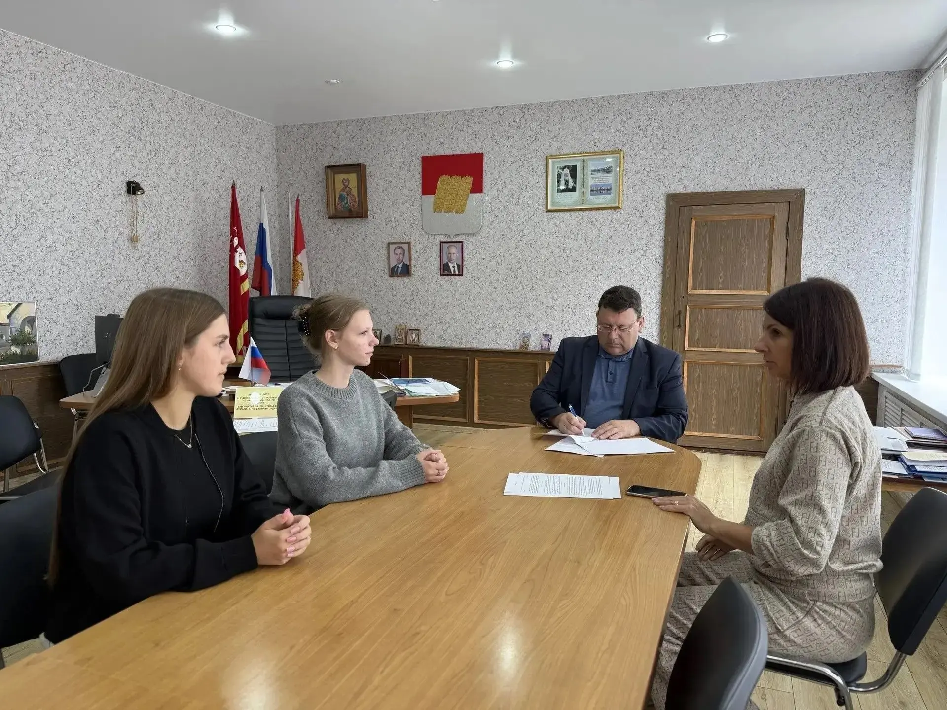 🎓Выпускницы Дорогобужской школы №2 Виктория Петрова и Александра Галанова заключили це...