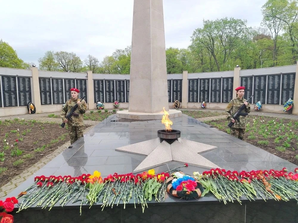 🕯6 мая участники отряда «Лицей №7» приняли участие в почётном карауле на братской могиле советских в