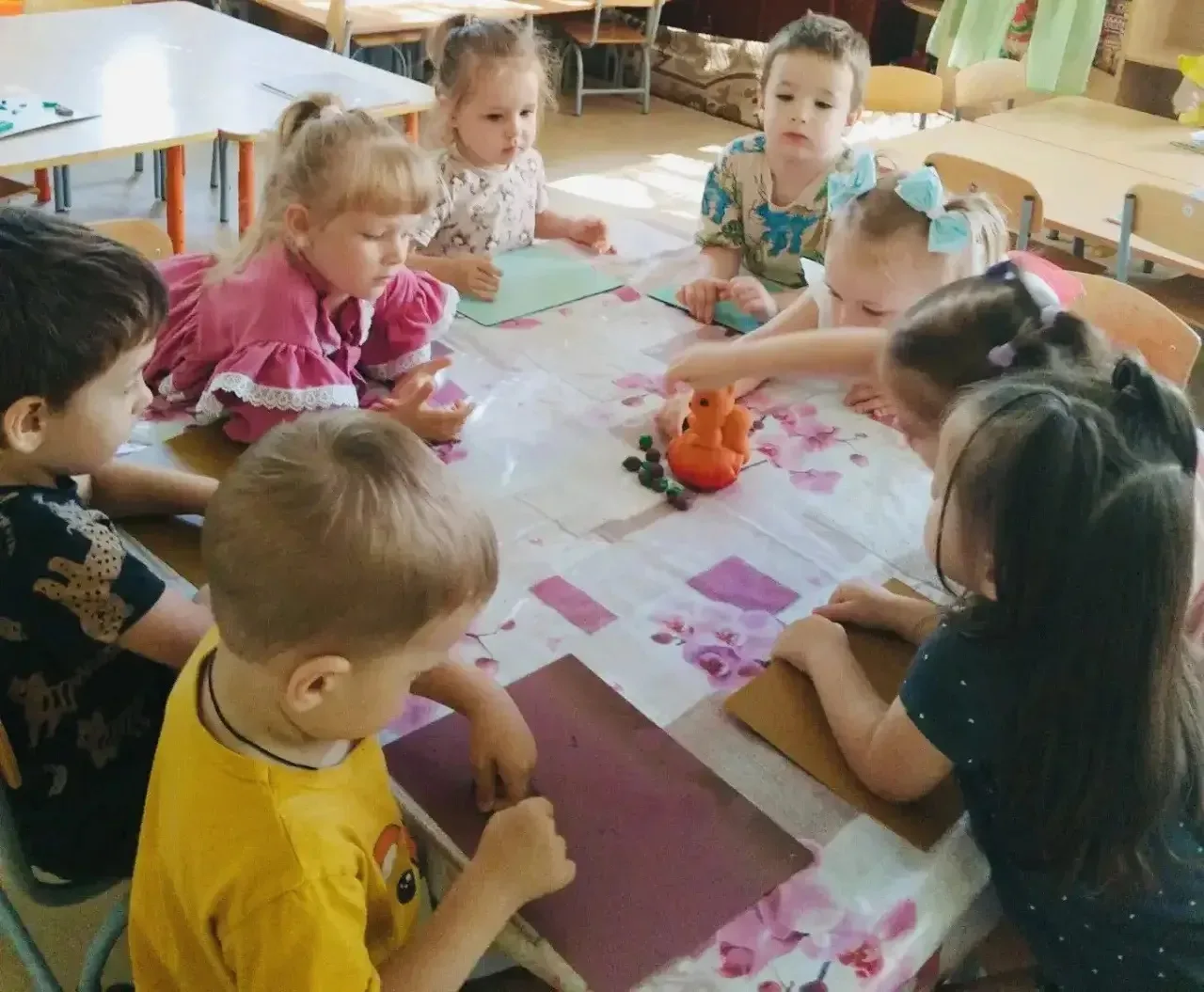 Детские потешки-это маленькие игры, которые передаются из поколения в поколение. Короткие, ритмичные