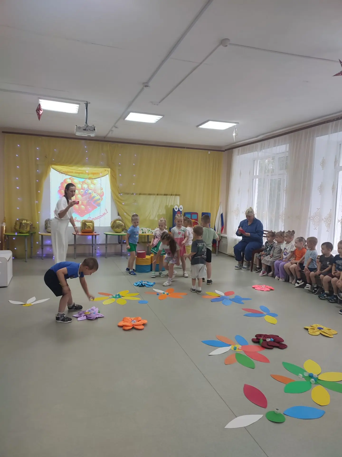 Когда август наступает, Спасы весь народ встречает. Я о празднике сейчас поведу, друзья...