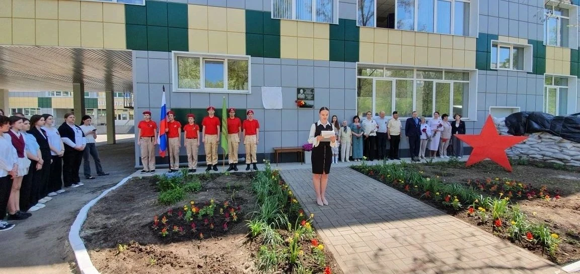 В Курске открыли мемориальную доску погибшему герою СВО Максиму Проскурину  У школы №3 состоялся пам