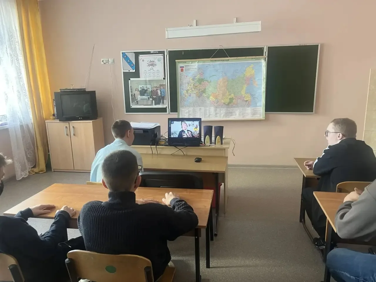 «Кто сказал, что надо бросить песни на войне? После боя сердце просит музыки в двойне».