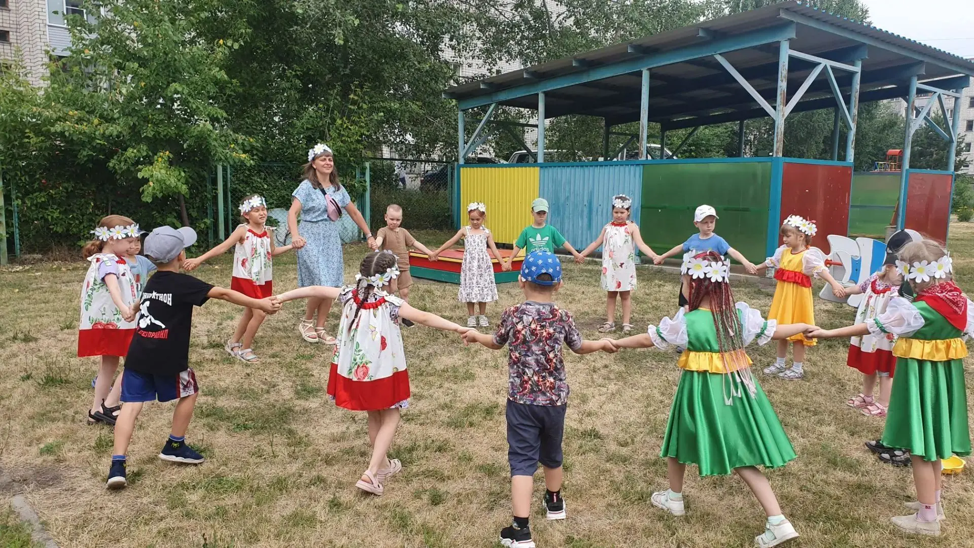 Русский народный праздник –  Ивана Купала.
На Ивана, на Купала, веселее в мире стало!
Солнце, ярче р