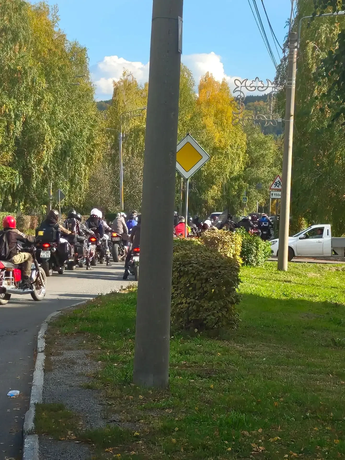 В городе много мотоциклистов. Будьте внимательны на дорогах.