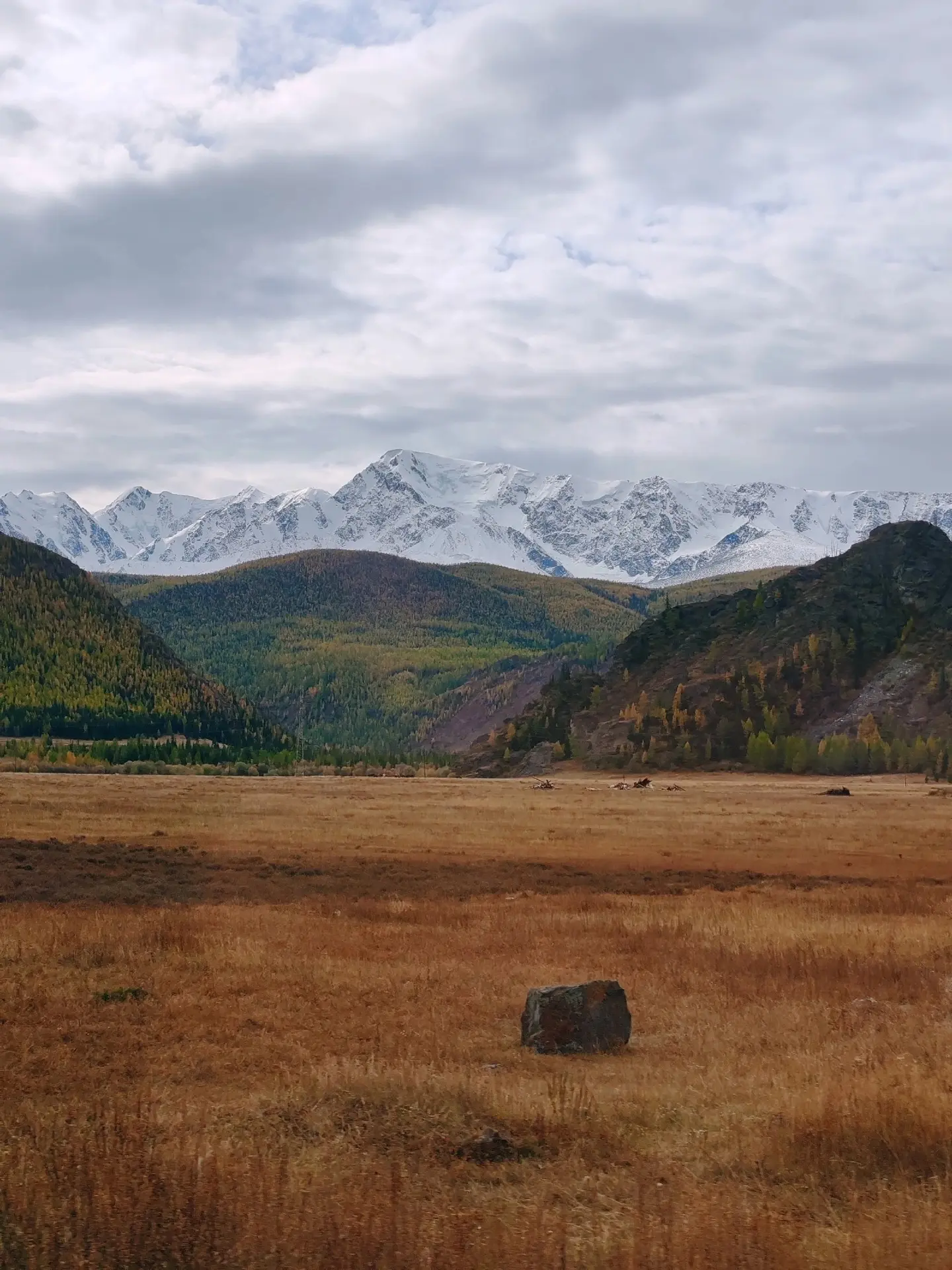 Сентябрь 🍂 Первый раз побывали на Алтае осенью — и теперь понимаем, почему сюда хочетс...