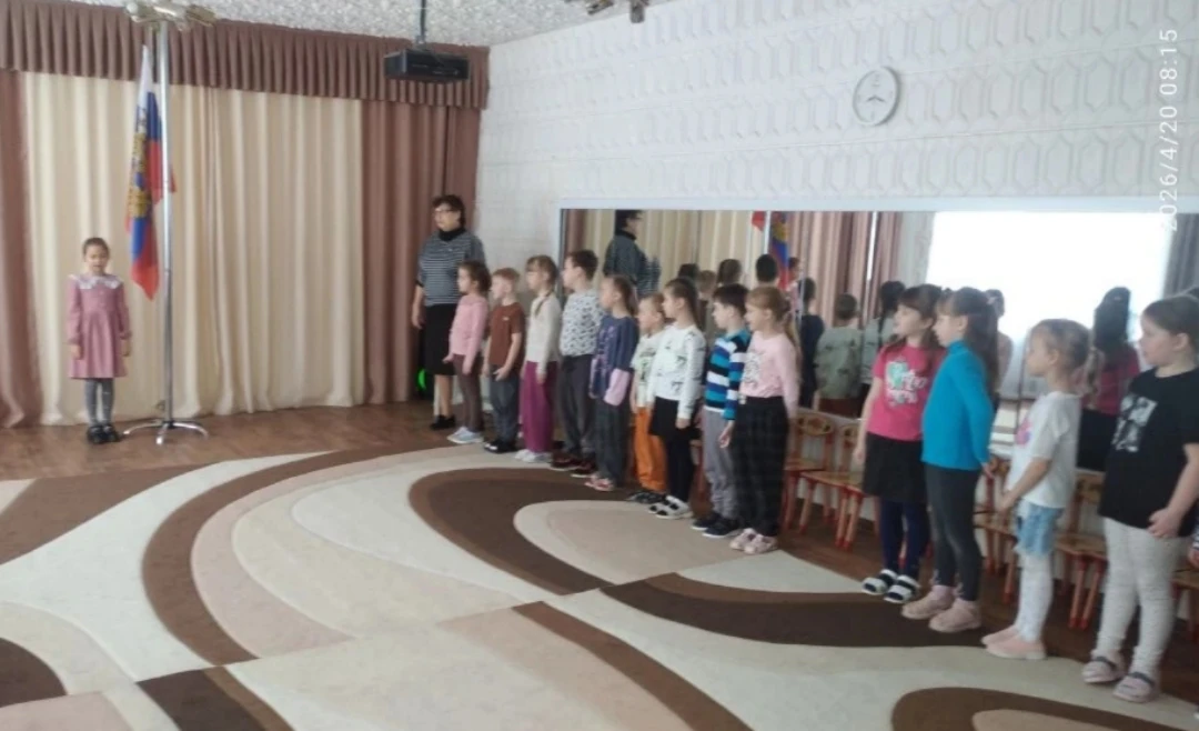 🇷🇺 Утро понедельника в нашем детском саду началось с поднятия флага и исполнения гимн...