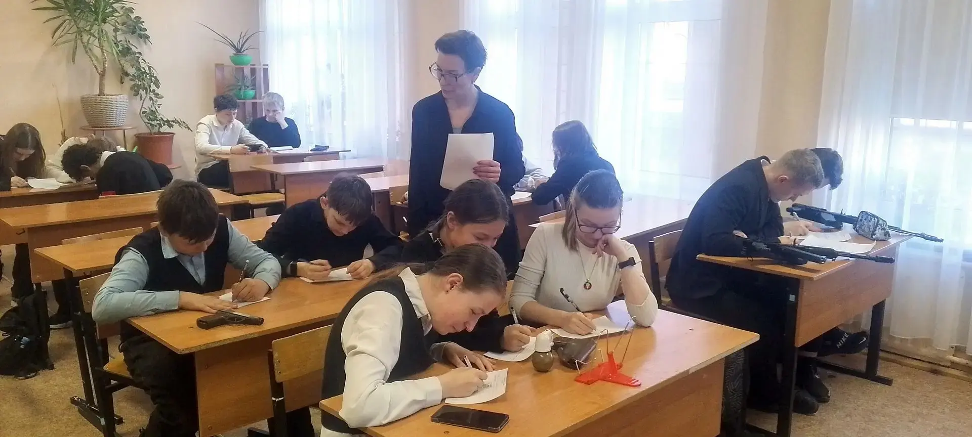 🚩 В школе № 407 прошёл школьный этап «Зарницы 2.0»! 🔥    Эмоции зашкаливают, адреналин бьет через кр
