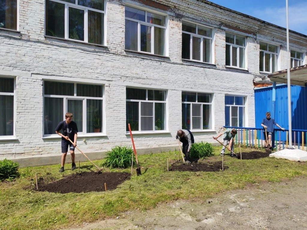 🌳 Труд и отдых: в нашей школе работает летний лагерь труда и отдыха! 🌳
