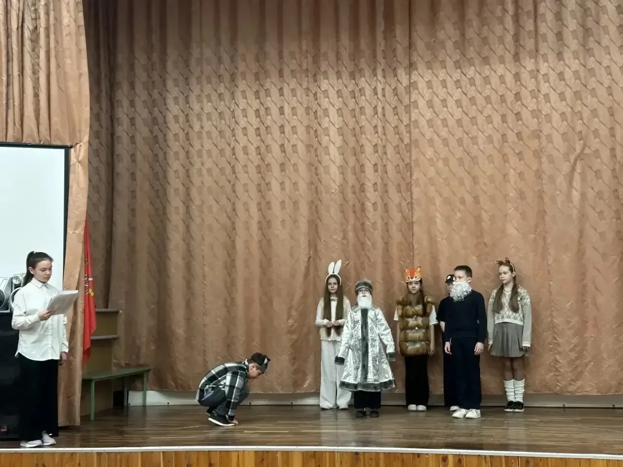 В рамках программы преемственности учащиеся 4г класса представили спектакль «Двенадцать месяцев» С.Я