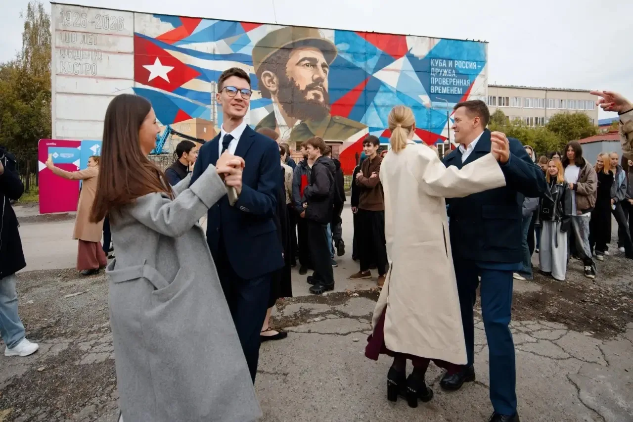 В Екатеринбурге появился мурал, посвящённый визиту Фиделя Кастро на Средний Урал