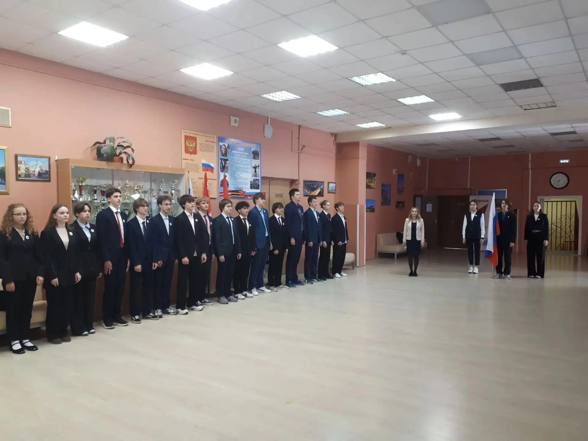 В понедельник учебная неделя в нашей Гимназии началась с традиционной торжественной лин...