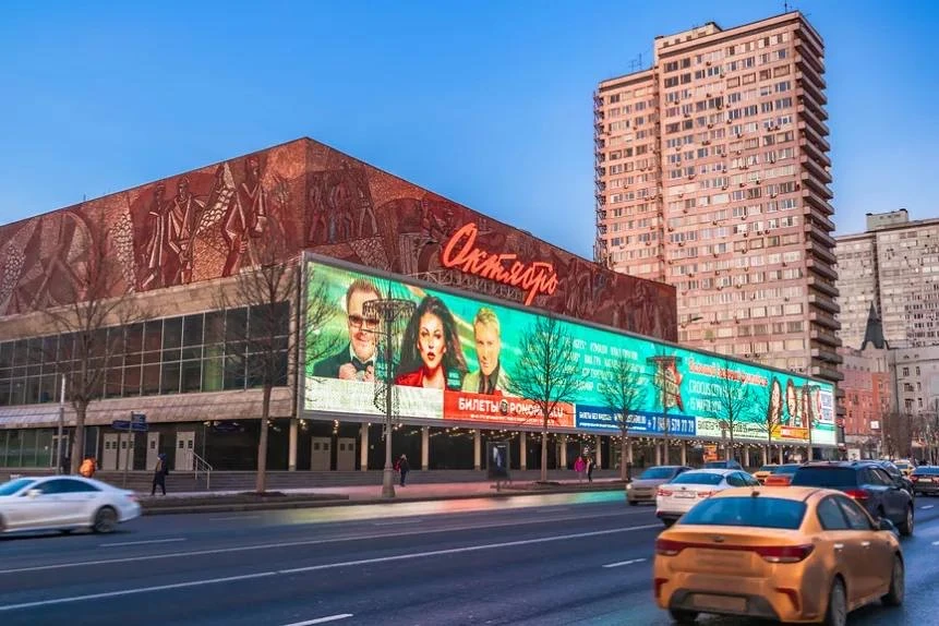 Кинотеатр «Октябрь» хотят превратить в киберпанк-башню 😱  В телеграм слили материалы реконструкции л