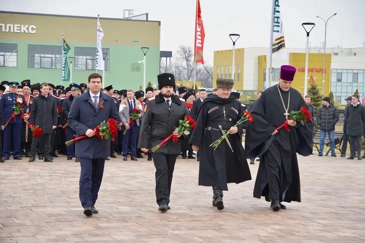 Возложили цветы к мемориалу защитникам Отечества и почтили память погибших воинов минут...