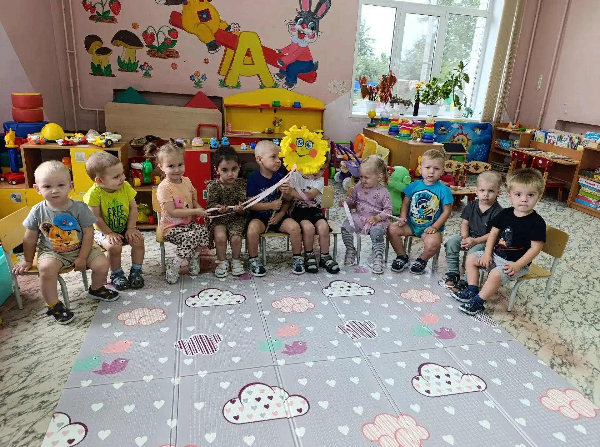 Весело отметили  День знаний и наши самые маленькие дошколята! К ним в гости заглянуло ...