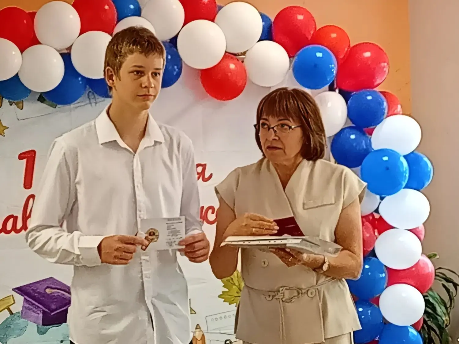 С Днем знаний! В нашей школе прозвенел первый звонок!