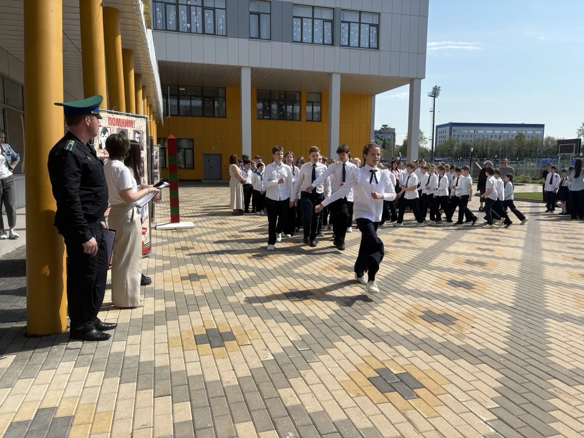 🪖 **В школе состоялся конкурс «Смотр строя и песни» среди 5–7 классов!** 🪖 Команды показали себя на 