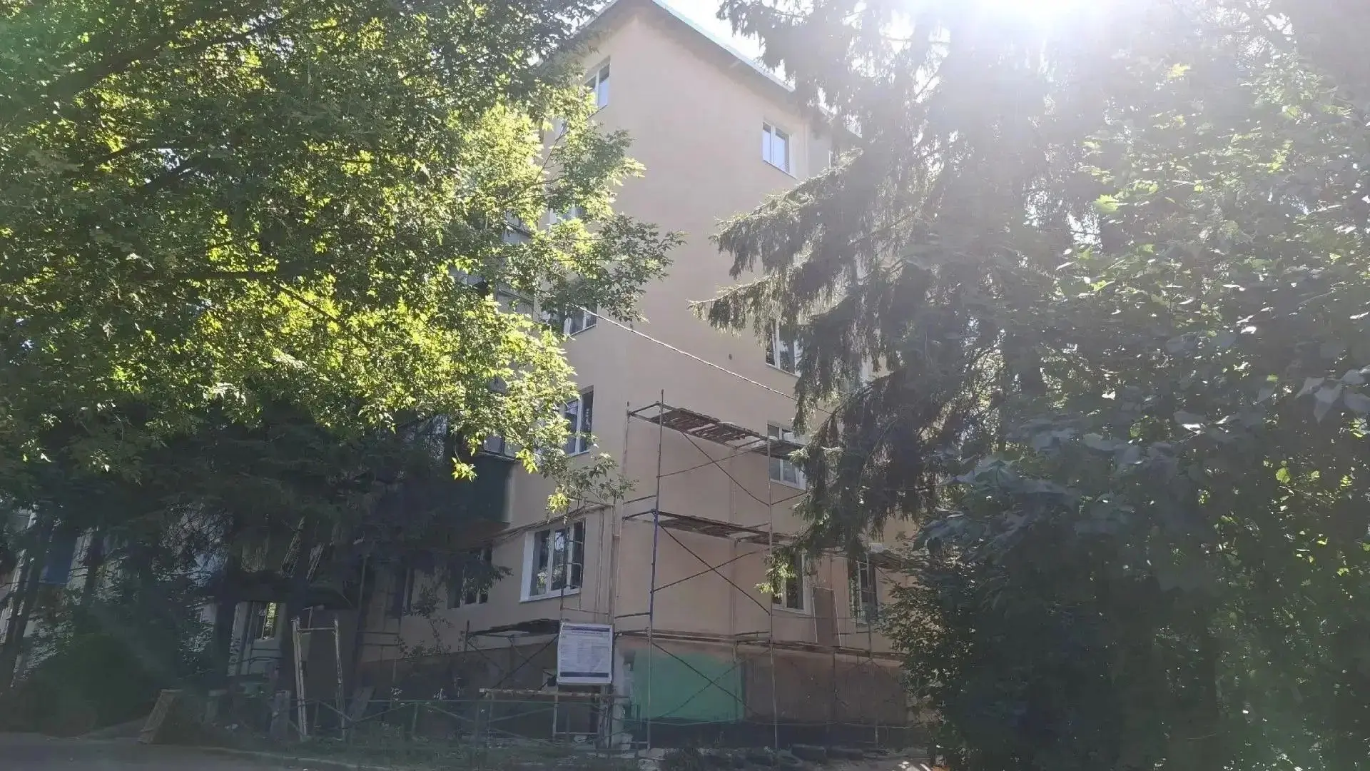🏠Подрядная организация продолжает капитальный ремонт фасада МКД по адресу:  г.Курск, у...