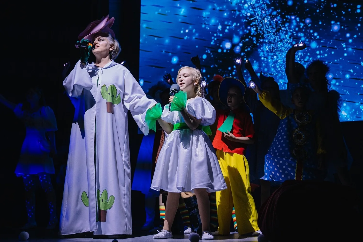 Приключения Незнайки и его друзей в театре песни "Куралесы"    🎭 21 мая в нашем лицее на сцене Конце