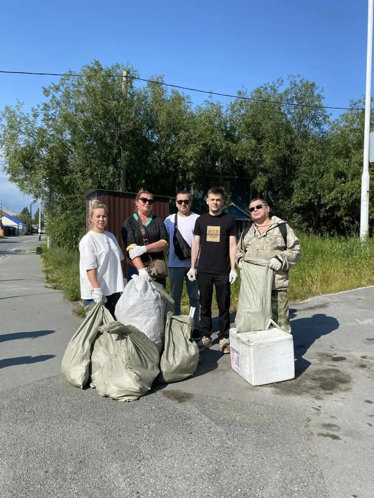 Культурная сфера Салехарда традиционно приняла участие в общегородском субботнике. Сотрудники вышли 