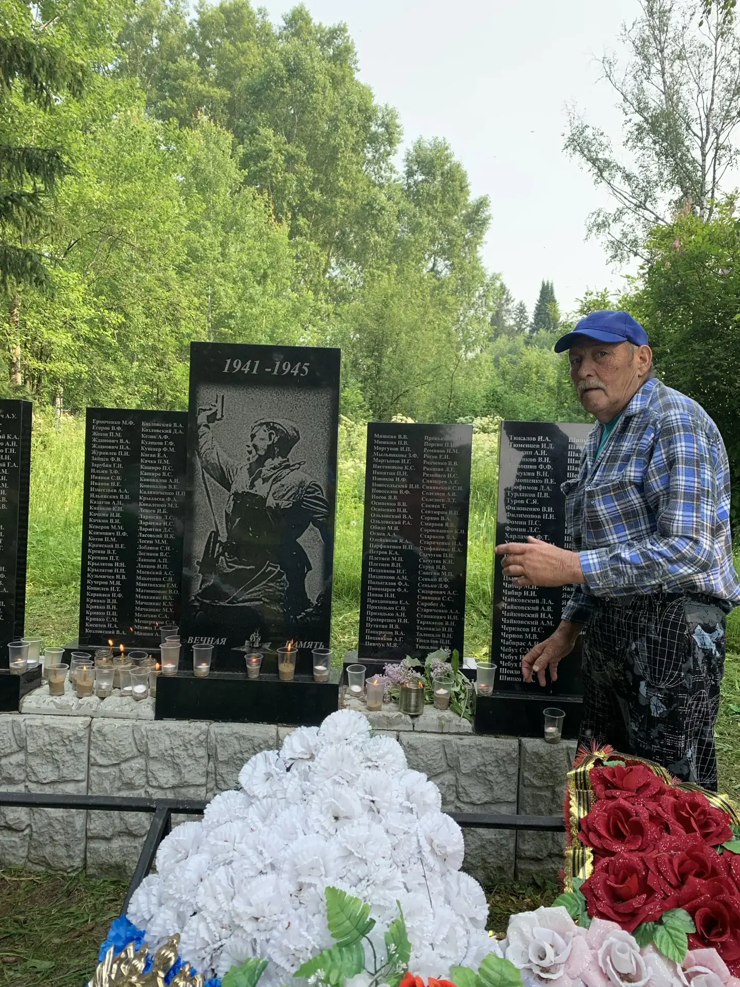 В День памяти и скорби пенсионеры и инвалиды Итатского дома-интерната возложили цветы и...