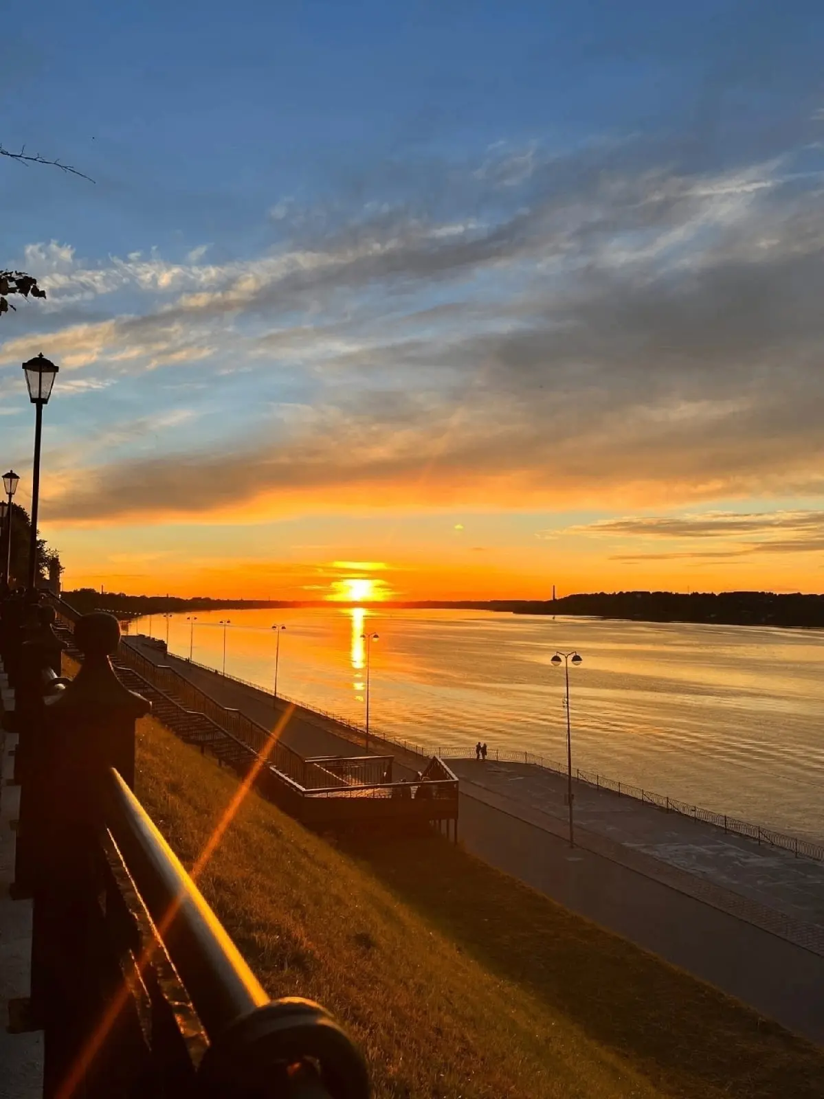 Солнце дрожит на водной глади, а вечер растворяется вдали 💫